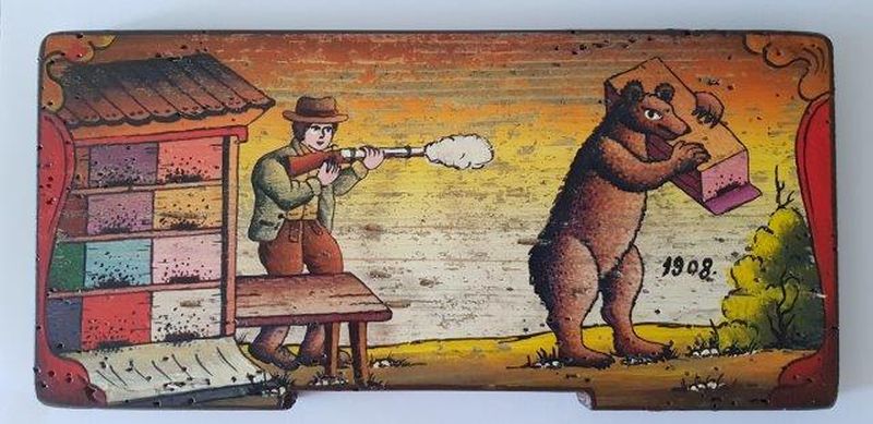 Bemalte Bienenstockstirnbretter - Ein Bär stiehlt einen Bienenstock