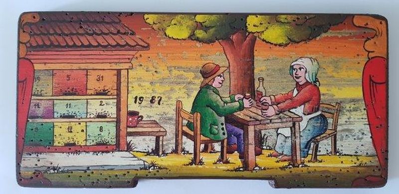 Bemalte Bienenstockstirnbretter - Die Frau und der Mann bei dem Bienenhaus