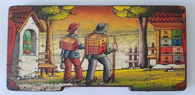 Bemalte Bienenstockstirnbretter - Zeichen auf dem Bienenhaus