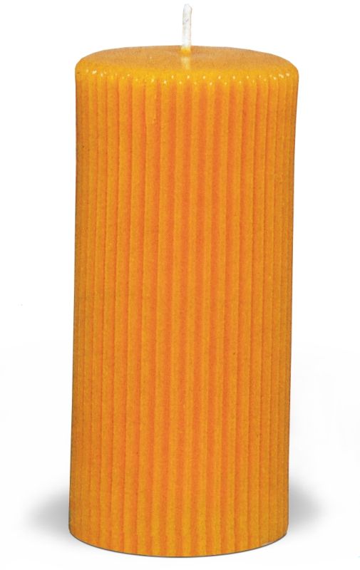 Kerze mit Längsrillenstruktur